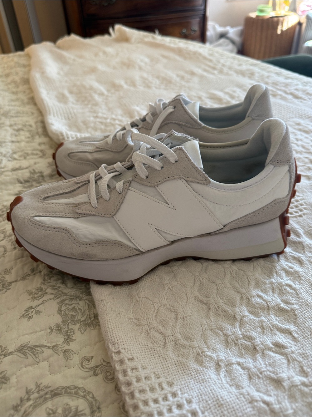 New Balance Women's White and Light Gray Retro Runner Sneakers